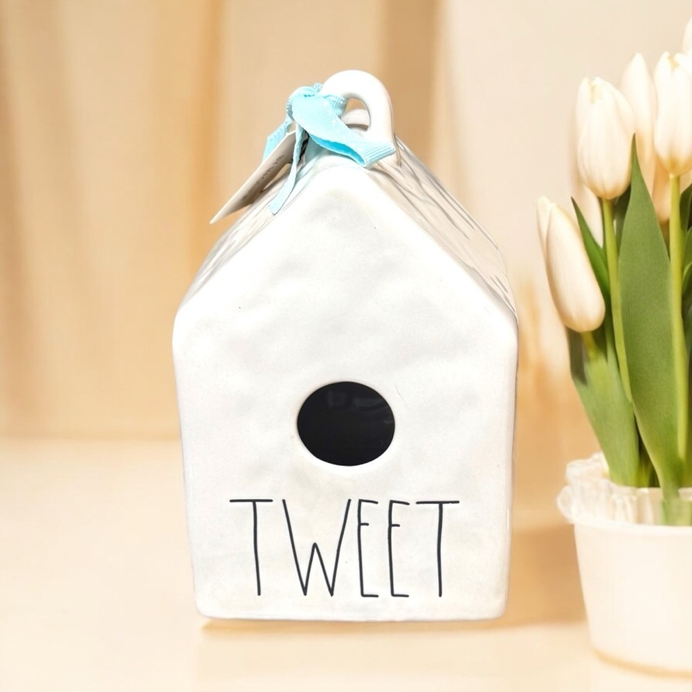 NWT Rae Dunn TWEET Birdhouse
CERAMIC Brand New Collectible Ceramic Birdhouse NEW - Picture 15 of 15